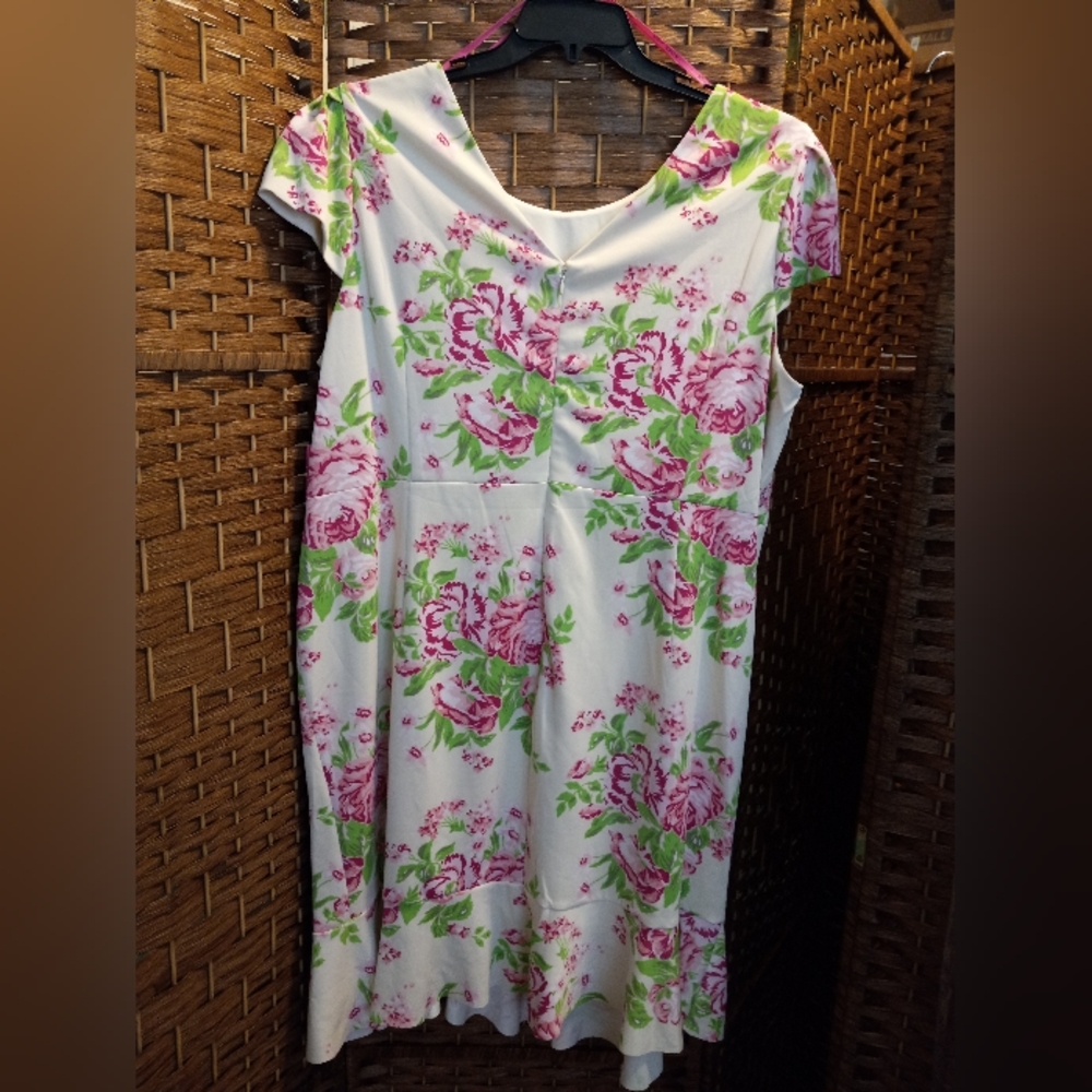Betsey Johnson Plus Size Floral Bouquet Cocktail Dress - Picture 4 of 11
